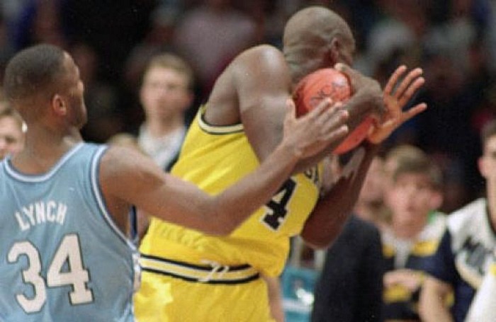 4. Cái kết của The Fab Five: Giai đoạn 1991 – 1993, nhóm The Fab Five của đội bóng rổ trường đại học bang Michigan làm một cuộc cách mạng khi mang phong cách hip-hop tới bóng rổ. Nhưng 2 lần tới trận chung kết vô địch quốc gia, họ bị đánh bại và đáng nhớ nhất là trong lần thứ hai vào năm 1993. Michigan bị Bắc Carolina dẫn trước 71 – 73 với chỉ 19 giây, và ngôi sao Chris Webber mắc sai lầm khi gọi timeout (hội ý) trong lúc bị đối phương vây chặt. Michigan đã dùng hết số lần timeout, do đó Bắc Carolina được hưởng 2 quả ném phạt, và The Fab Five một lần nữa thất bại, kết thúc 2 năm đáng nhớ nhất trong lịch sử bóng rổ đại học Mỹ. Không ai có thể hoàn hảo trong thể thao, nhưng đáng tiếc cho The Fab Five, họ mắc sai lầm duy nhất ngay trong những giây quyết định.